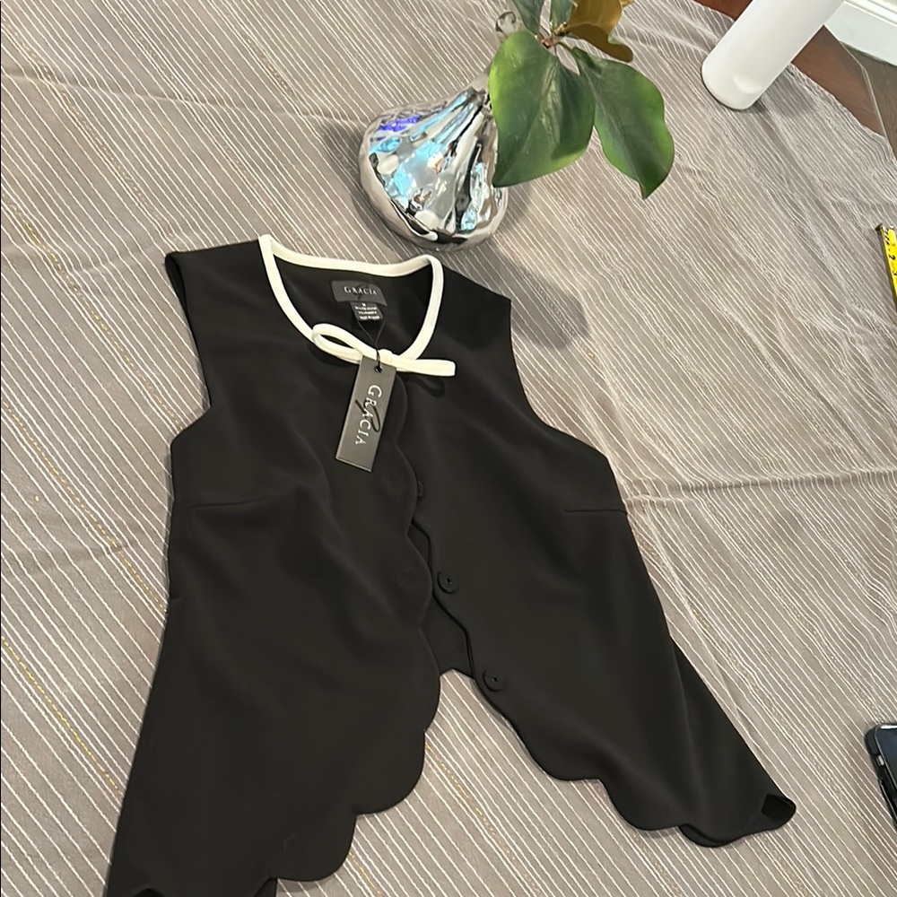 Gracia Black Top with Cream Trim